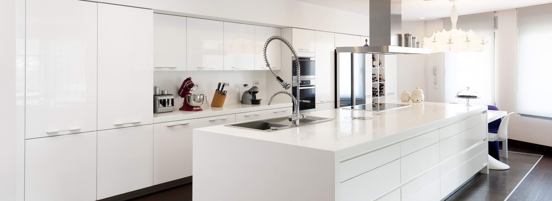 Design de cuisine intégré, cuisine moderne en acrylique blanc lustré et comptoirs quartz.