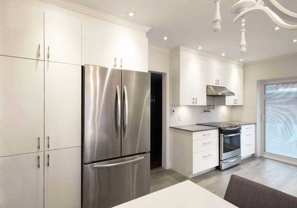 transitional kitchen with white lacquered cabinets